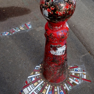 Poteau de rue rouge décoré de mosaïques par Ememem - France  - collection de photos clin d'oeil, catégorie clindoeil